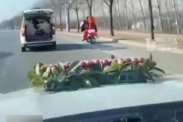 Chú rể lái xe máy amp;#34;rước nàng về dinhamp;#34;, xe hoa lầm lũi theo sau, nguyên nhân gây xúc động - 1