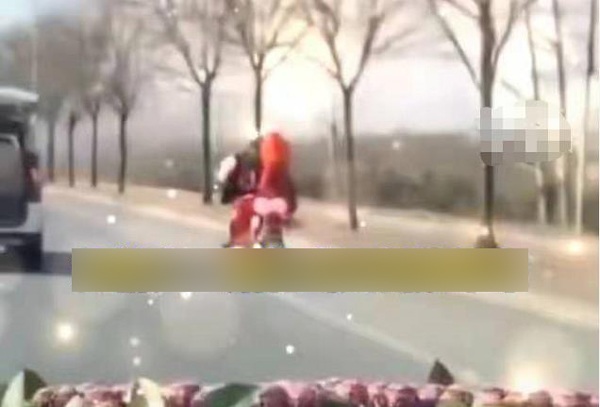 Chú rể lái xe máy amp;#34;rước nàng về dinhamp;#34;, xe hoa lầm lũi theo sau, nguyên nhân gây xúc động - 3