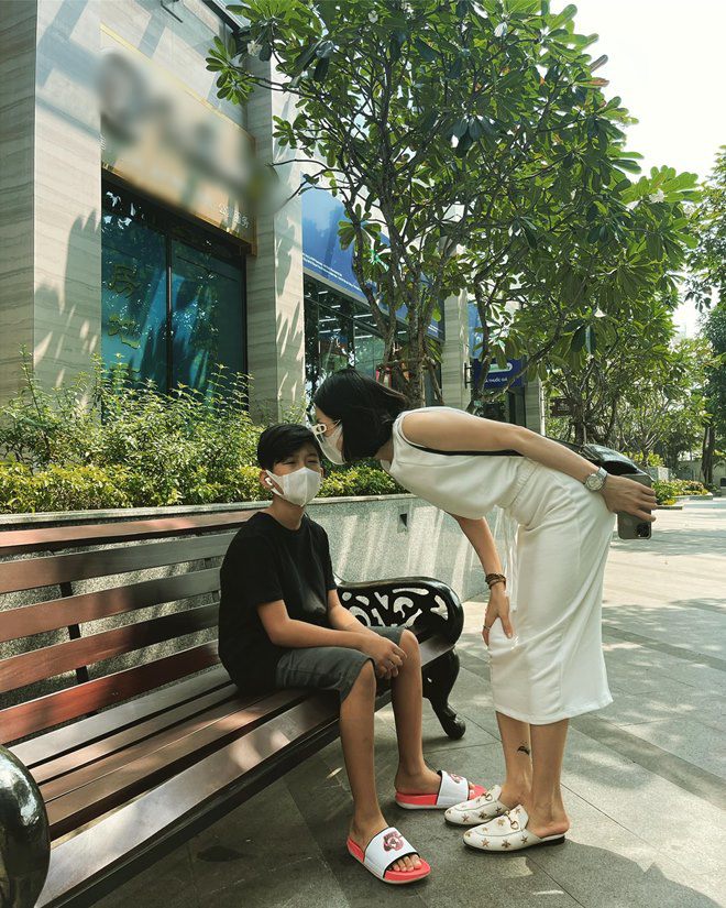 Sao Việt 24h: Hậu xa nhau, Lệ Quyên đưa con trai đi du xuân muộn, gặp amp;#34;nhân vật quyền lựcamp;#34; - 3