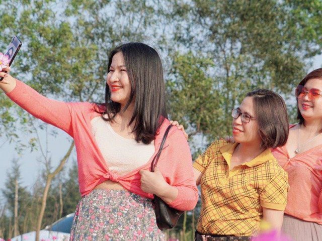 Giới trẻ rủ nhau check-in tại đồng hoa cánh bướm có một không hai ở Hà Tĩnh