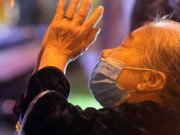 Tin tức - Chùa Phúc Khánh làm lễ cầu an trực tuyến, nhiều người vẫn đứng bên ngoài vọng bái