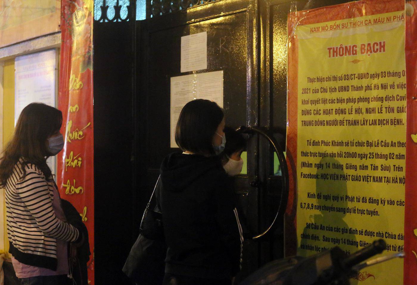 Chùa Phúc Khánh làm lễ cầu an trực tuyến, nhiều người vẫn đứng bên ngoài vọng bái - 1