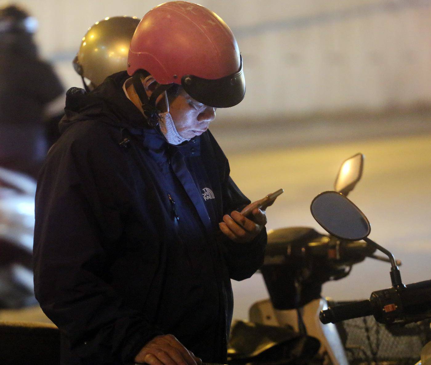 Chùa Phúc Khánh làm lễ cầu an trực tuyến, nhiều người vẫn đứng bên ngoài vọng bái - 9