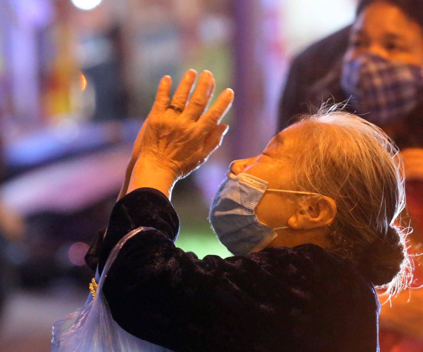 Chùa Phúc Khánh làm lễ cầu an trực tuyến, nhiều người vẫn đứng bên ngoài vọng bái - 11