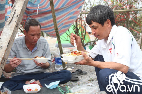 Dân Hà Nội đánh xế hộp, bỏ tiền triệu amp;#34;rướcamp;#34; hoa lê về chơi Rằm tháng Giêng - 17