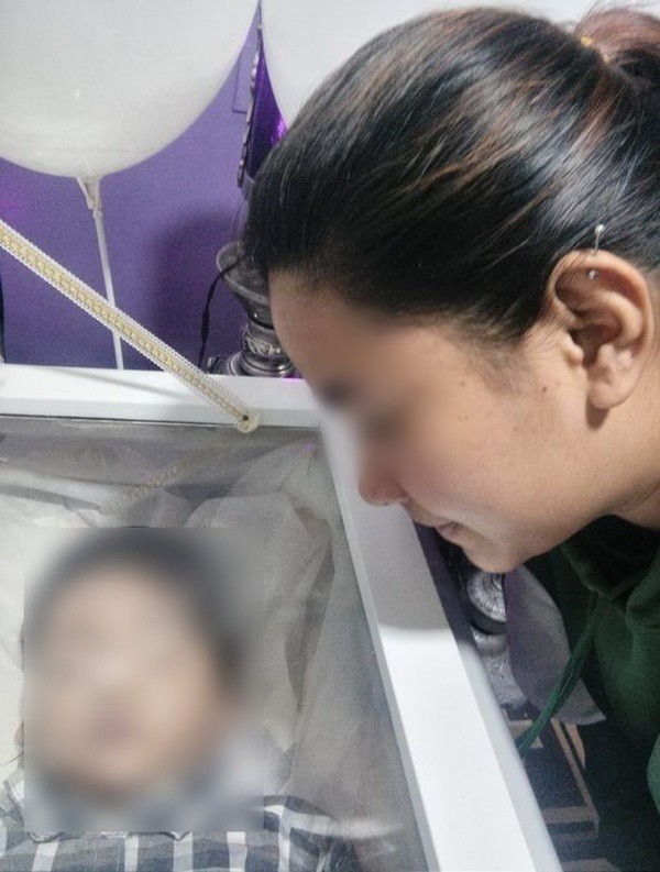Mẹ đi vắng, bé 2 tuổi tử vong vì chọc thìa vào ổ điện - 5