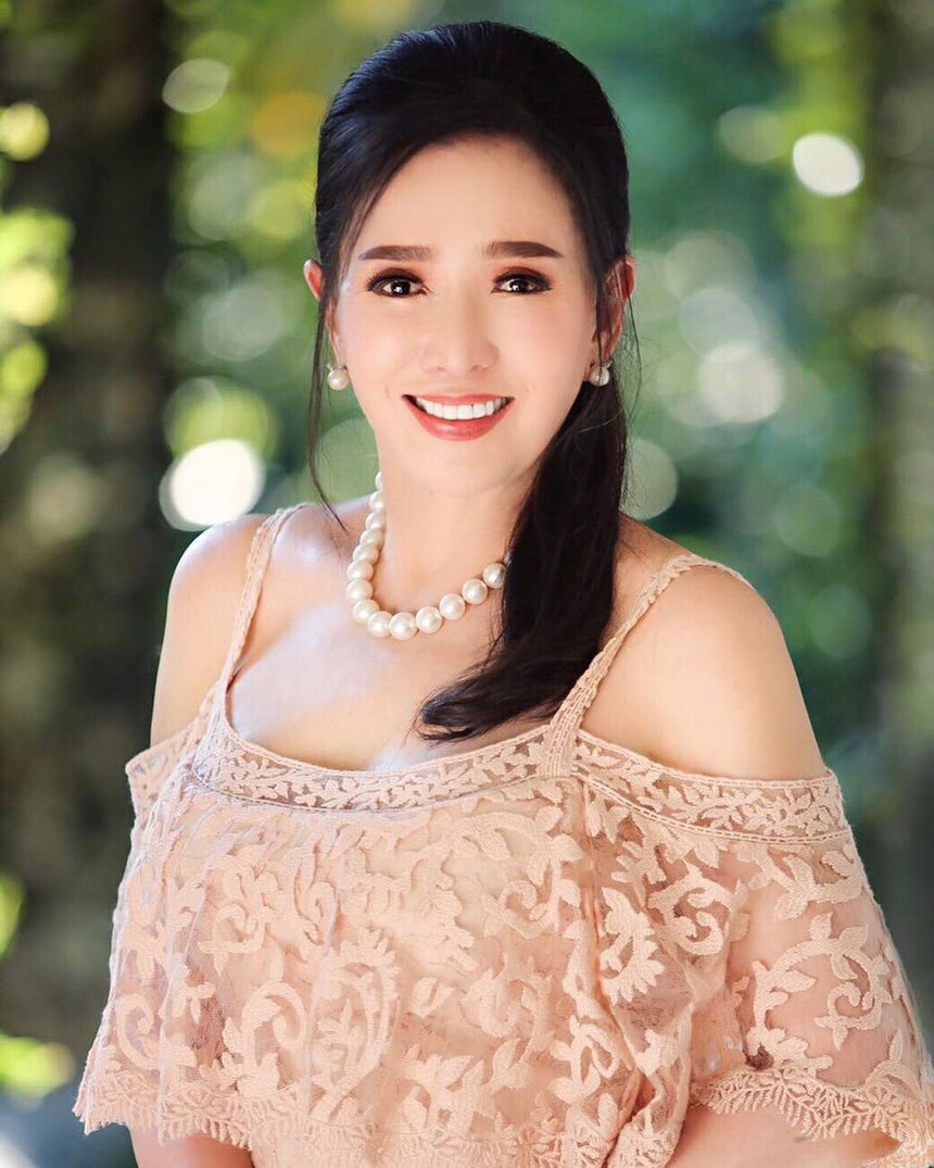 Kinh ngạc vẻ đẹp không tuổi sau 56 năm đăng quang của Miss Universe Thái Lan - 8