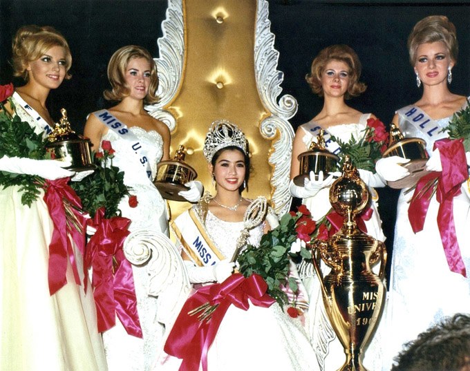 Kinh ngạc vẻ đẹp không tuổi sau 56 năm đăng quang của Miss Universe Thái Lan - 1