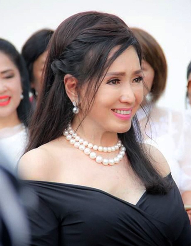 Kinh ngạc vẻ đẹp không tuổi sau 56 năm đăng quang của Miss Universe Thái Lan - 12