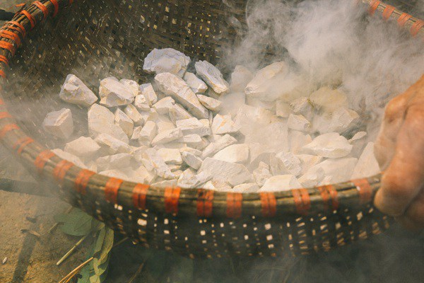 Lạ lùng ngôi làng đào đất về hun khói ở Vĩnh Phúc, vừa ăn vừa tấm tắc khen ngon - 3