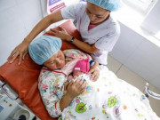 Bà bầu - Đều đặn uống thuốc tránh thai, cô gái 19 tuổi vẫn đẻ "sòn sòn" 4 con trong 2 năm