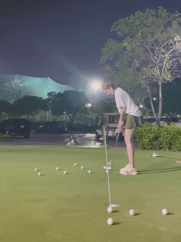 Trâm Anh làm người xem amp;#34;hú timamp;#34; khi diện váy siêu ngắn đánh golf - 1