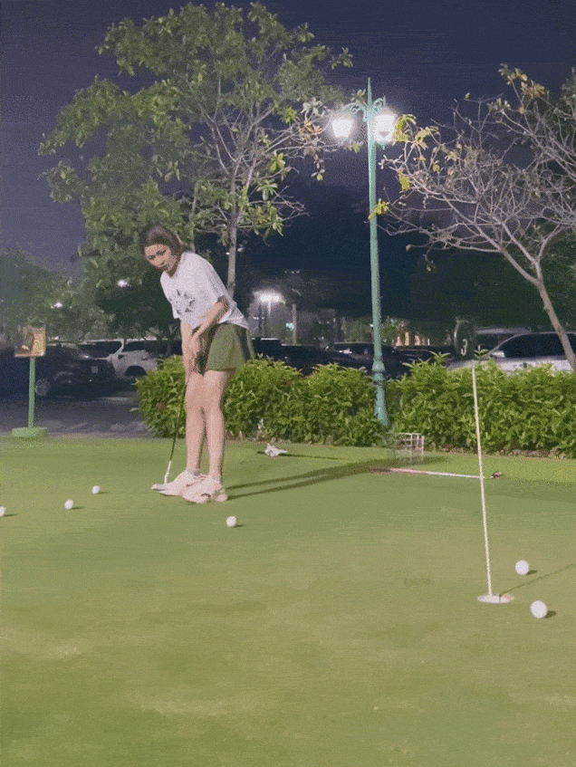 Trâm Anh làm người xem amp;#34;hú timamp;#34; khi diện váy siêu ngắn đánh golf - 3