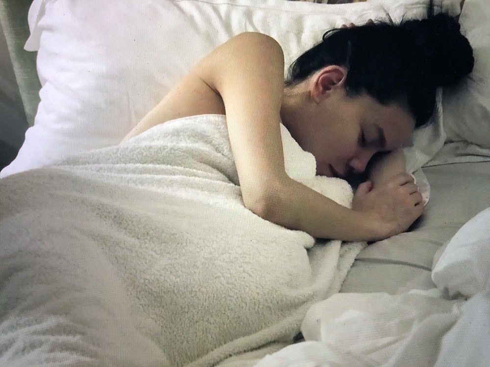 Từng đau đớn vì bầu đôi quá to, sợ mất dáng, giờ Hồ Ngọc Hà khoe cơ bụng khó tin - 2