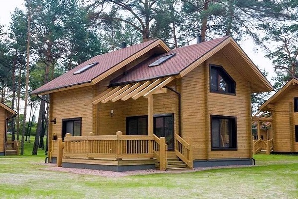 Mẫu nhà gỗ đẹp hiện đại cơ bản với hai mái được bố trí cao thấp để tạo điểm nhấn, ngoài ra ngôi nhà được thiết kế với 2 tầng kèm theo các nội thất tiện nghi