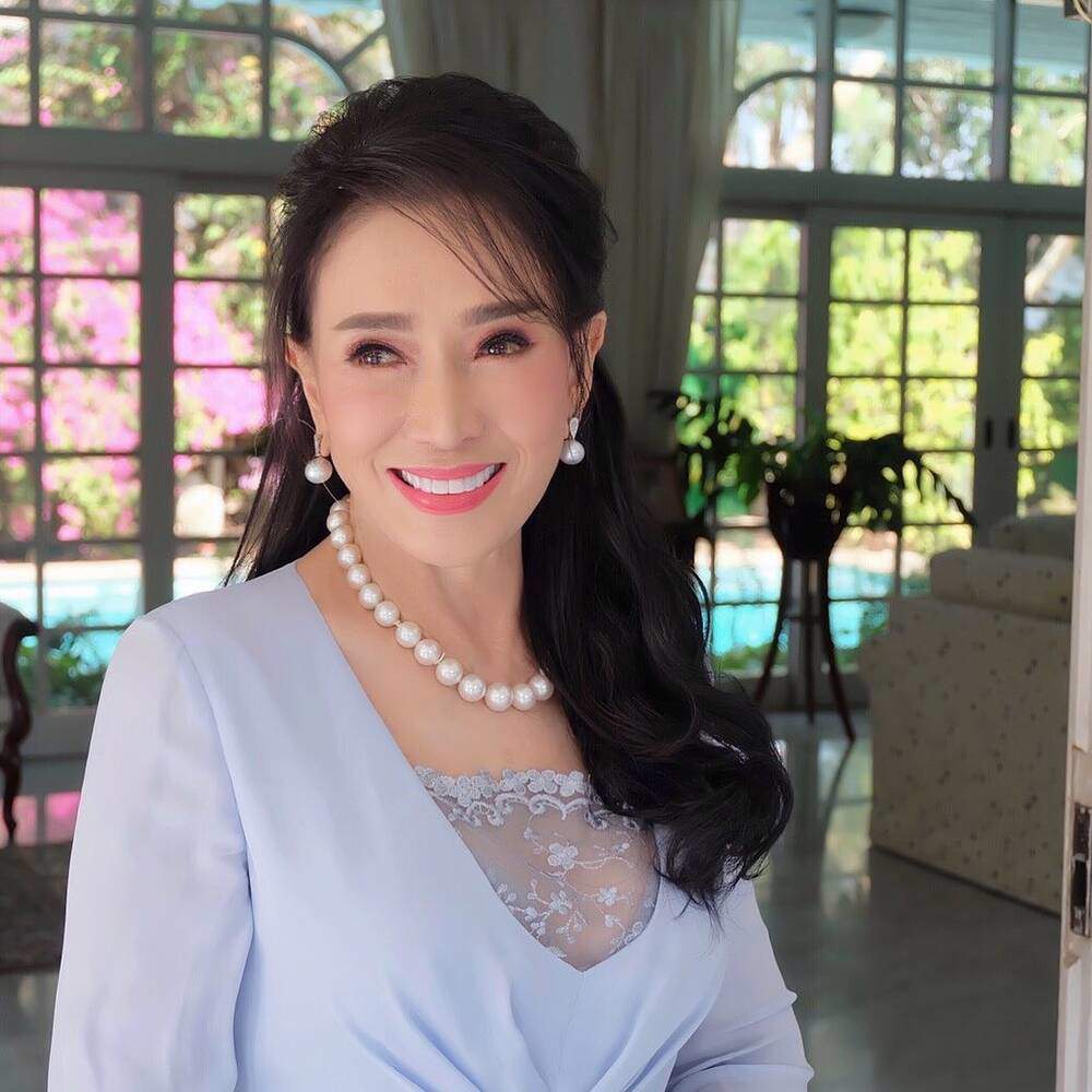 Kinh ngạc vẻ đẹp không tuổi sau 56 năm đăng quang của Miss Universe Thái Lan - 9
