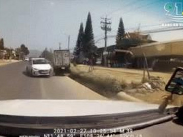                               Clip: Ô tô con lấn làn lao vào xe tải gây tai nạn hãi hùng 