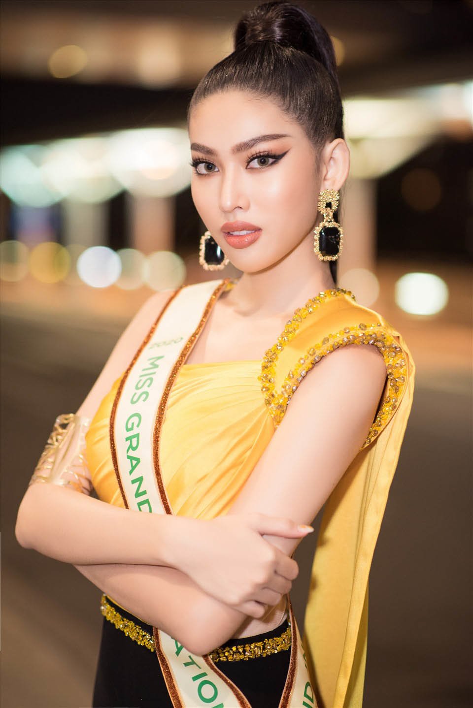 amp;#34;Lên đồamp;#34; xuất trận Miss Grand, á hậu Ngọc Thảo bị soi copy ý tưởng từ Catriona Gray - 3