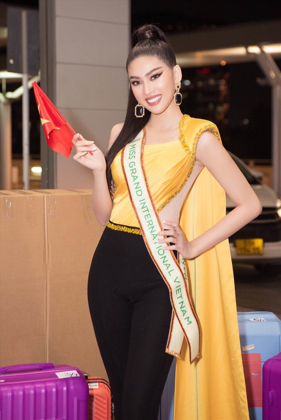 amp;#34;Lên đồamp;#34; xuất trận Miss Grand, á hậu Ngọc Thảo bị soi copy ý tưởng từ Catriona Gray - 1