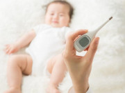 Trẻ sơ sinh 1 tháng tuổi sốt 37.5 độ phải làm sao?
