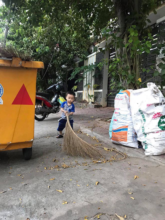 Nhân viên quét rác bất ngờ được người lạ lì xì gây sốt MXH: Đổ mồ hôi ...