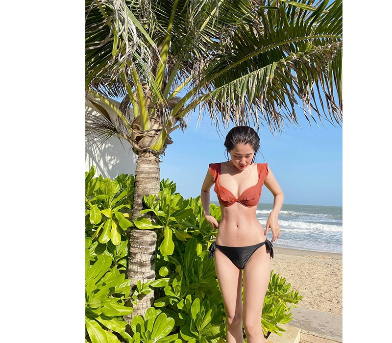 Diện set bikini hai mảnh, nữ diễn viên 9X thu hút mọi ánh nhìn với vòng 1 căng tràn sức sống. Bên cạnh đó, vòng 2 lên cơ săn chắc của cô nàng cũng làm nhiều người không khỏi trầm trồ, ngưỡng mộ.
