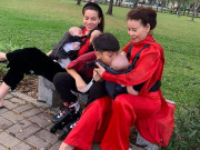 Làm mẹ - Mẹ đẻ Hồ Ngọc Hà hai tay bế hai cháu ngoại, mỉm cười hạnh phúc khi Subeo hôn em Lisa