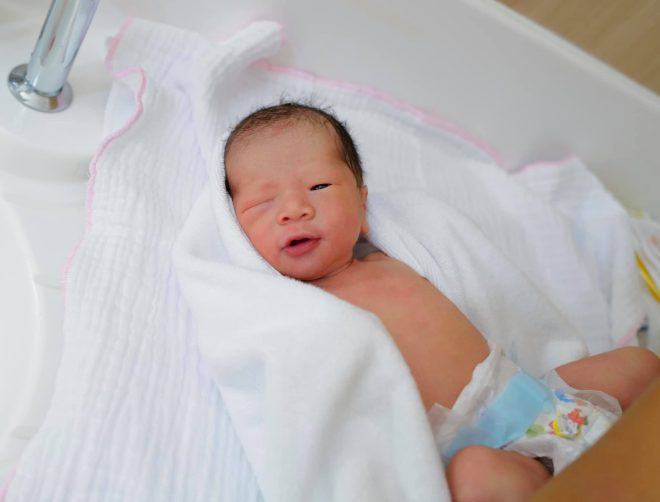 Sao Việt 24h: Cận cảnh khuôn mặt quý tử mới sinh đáng yêu nhà giám khảo Rap Việt - 3