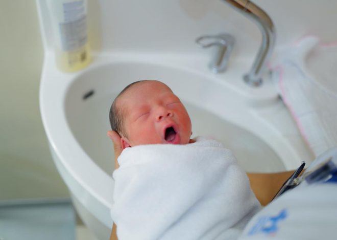 Sao Việt 24h: Cận cảnh khuôn mặt quý tử mới sinh đáng yêu nhà giám khảo Rap Việt - 4