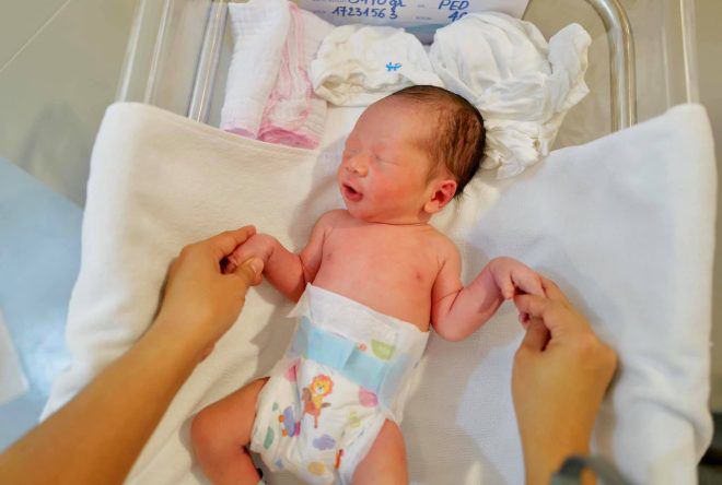 Sao Việt 24h: Cận cảnh khuôn mặt quý tử mới sinh đáng yêu nhà giám khảo Rap Việt - 5