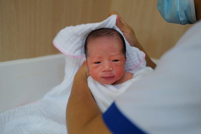 Sao Việt 24h: Cận cảnh khuôn mặt quý tử mới sinh đáng yêu nhà giám khảo Rap Việt - 1