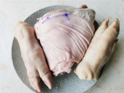 Bếp Eva - Rửa móng giò heo không thể bỏ qua bước này, vừa sạch lông lại không có mùi hôi