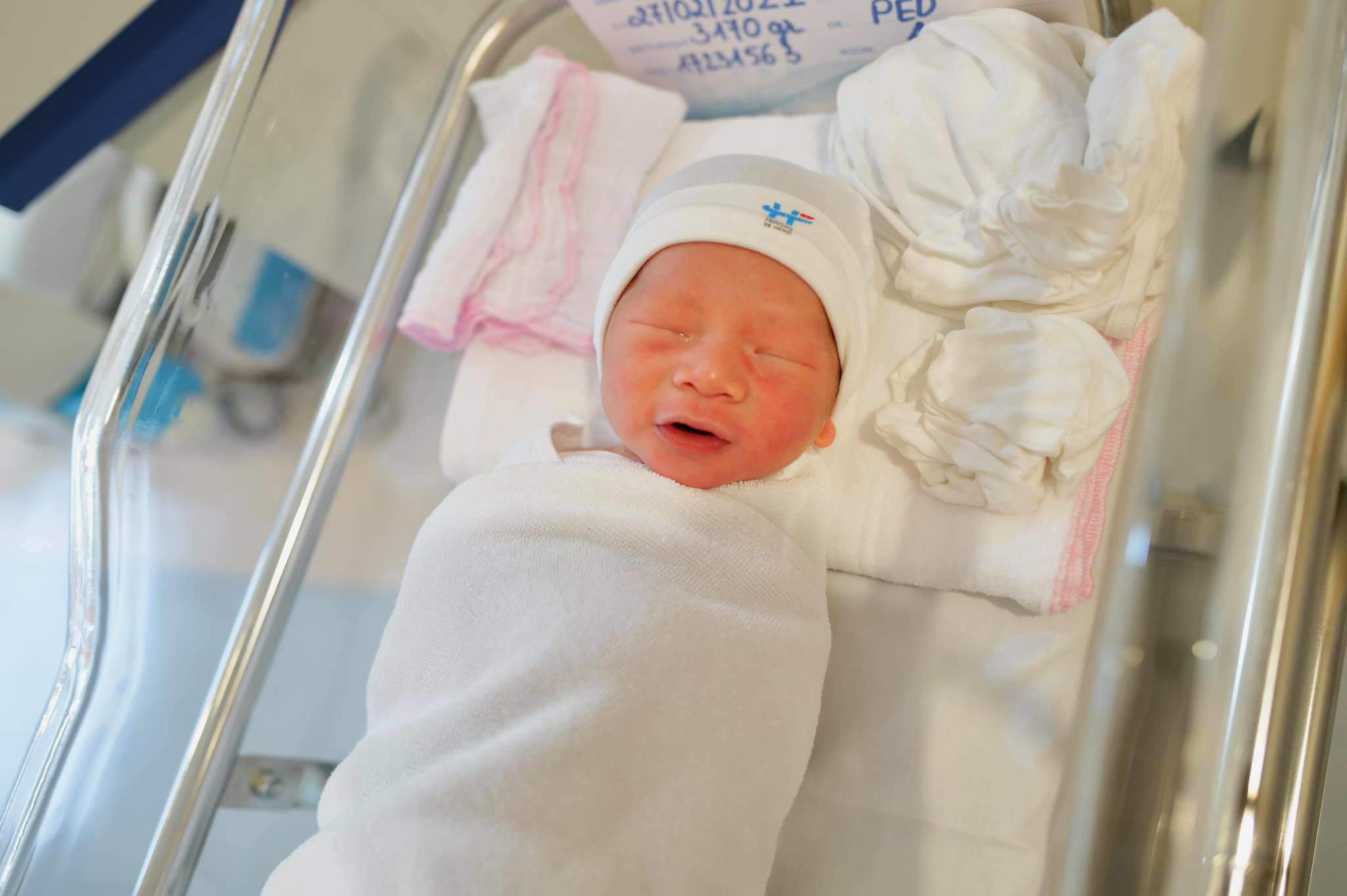 Sao Việt 24h: Cận cảnh khuôn mặt quý tử mới sinh đáng yêu nhà giám khảo Rap Việt - 6