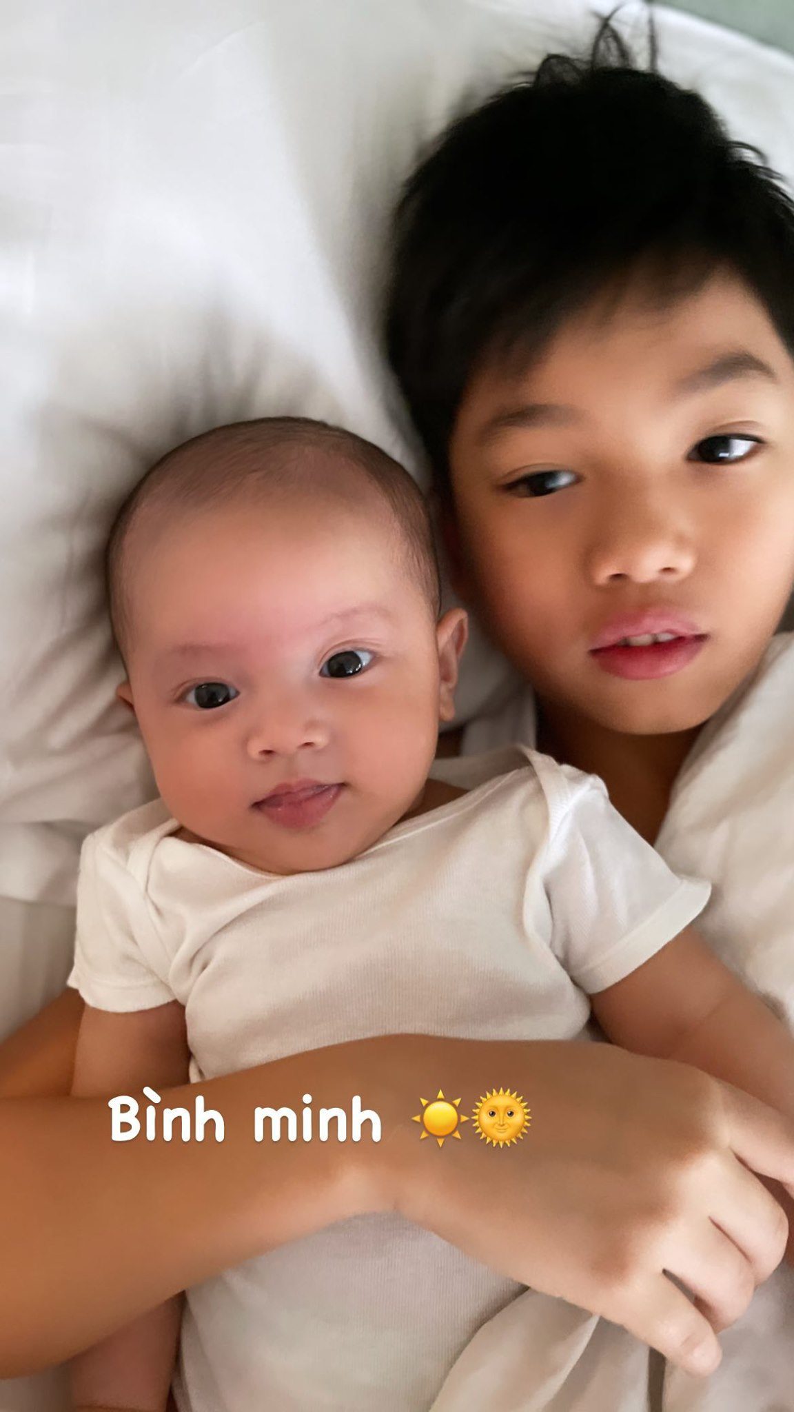 Sao Việt 24h: Cận cảnh khuôn mặt quý tử mới sinh đáng yêu nhà giám khảo Rap Việt - 10