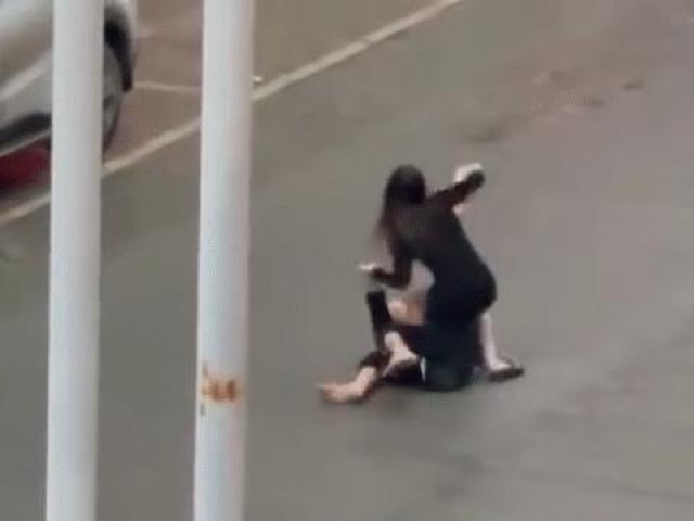 Clip Eva - Clip: Chàng trai bị bạn gái đè ra giữa đường vả đôm đốp, bất ngờ lý do