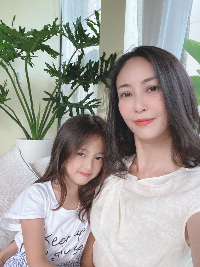 Con gái Hà Kiều Anh mày mò makeup, lộ đặc điểm hưởng “gen mỹ nhân” của mẹ Hoa hậu - 7