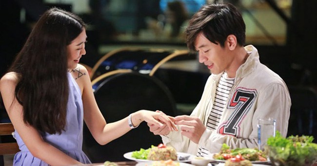 Đêm tân hôn vợ khoe có quà khủng tặng chồng, tôi hóa đá nhìn tấm chăn tung ra  - 1