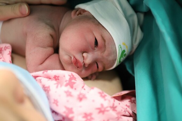 Mang bầu mắc 4 bệnh đều nguy hiểm, mẹ Hà Nội sinh con khỏe mạnh, nặng 2,3kg - 3
