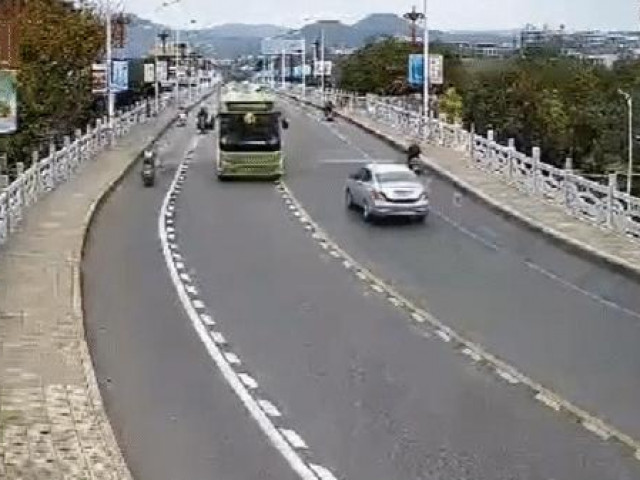 Clip Eva - Học sinh bo cua xe máy, đâm trúng đầu xe buýt