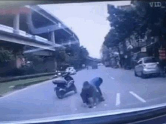 Clip Eva - Bất chấp nguy hiểm, 3 người đàn ông lao ra giữa đường nhặt tiền