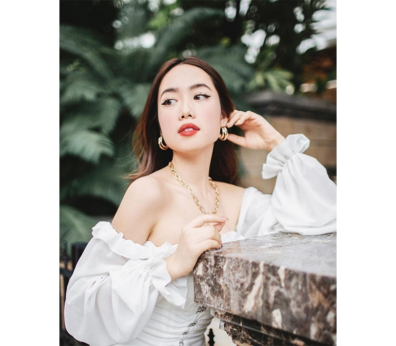 Mina Nguyễn, tên thật là Nguyễn Việt Trinh, vốn đã được biết tới là một beauty blogger có tiếng trên mạng xã hội. Việc tham gia Người ấy là ai mùa 3 vào hồi tháng 7/2020 đã càng làm tên tuổi cô nàng nhận được nhiều hơn nữa sự quan tâm của công chúng.
