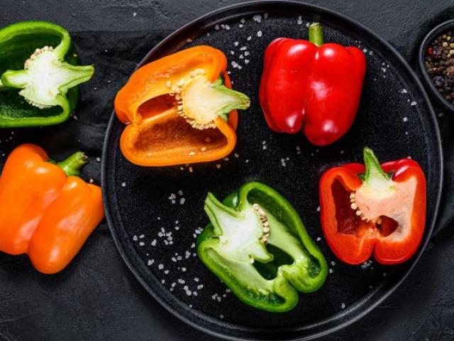 Ăn ớt chuông mỗi ngày thu về 8 lợi ích, nhưng ăn sống hay ăn chín tốt hơn?