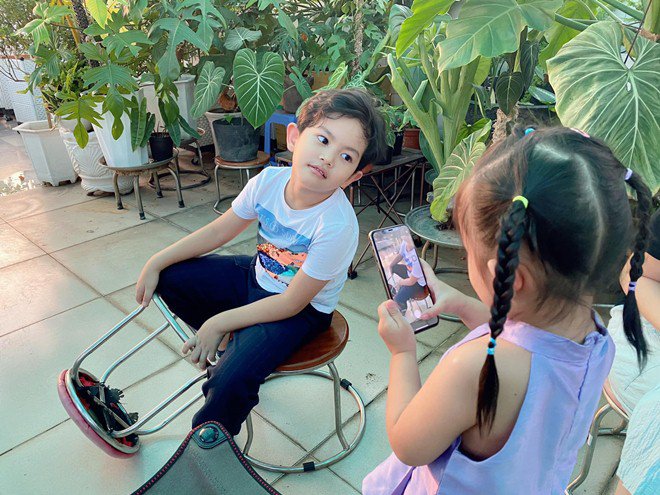 Khánh Thi không nhận ra con trai khi để con gái chụp ảnh, nhìn màn hình điện thoại mới hài - 3