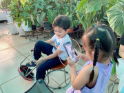 Làm mẹ - Khánh Thi không nhận ra con trai khi để con gái chụp ảnh, nhìn màn hình điện thoại mới hài