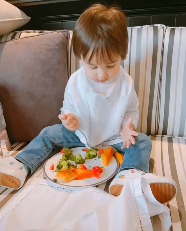 Đi ăn hàng, con trai MC sexy nhất showbiz Việt dùng tay bốc thức ăn bôi lên đầu lên mặt - 4