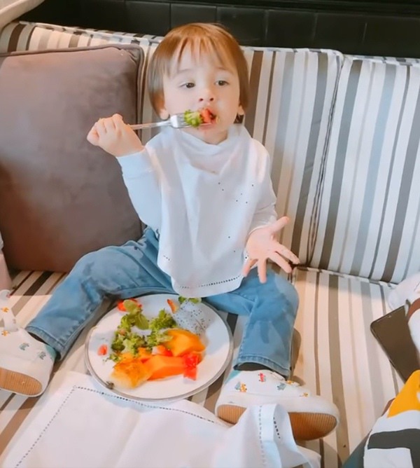 Đi ăn hàng, con trai MC sexy nhất showbiz Việt dùng tay bốc thức ăn bôi lên đầu lên mặt - 5