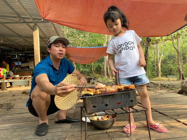 Làm bố đơn thân, ca sĩ Hồ Việt Trung tự tay vào bếp, nấu mâm cơm đậm vị miền Tây - 5