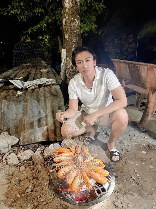 Làm bố đơn thân, ca sĩ Hồ Việt Trung tự tay vào bếp, nấu mâm cơm đậm vị miền Tây - 4