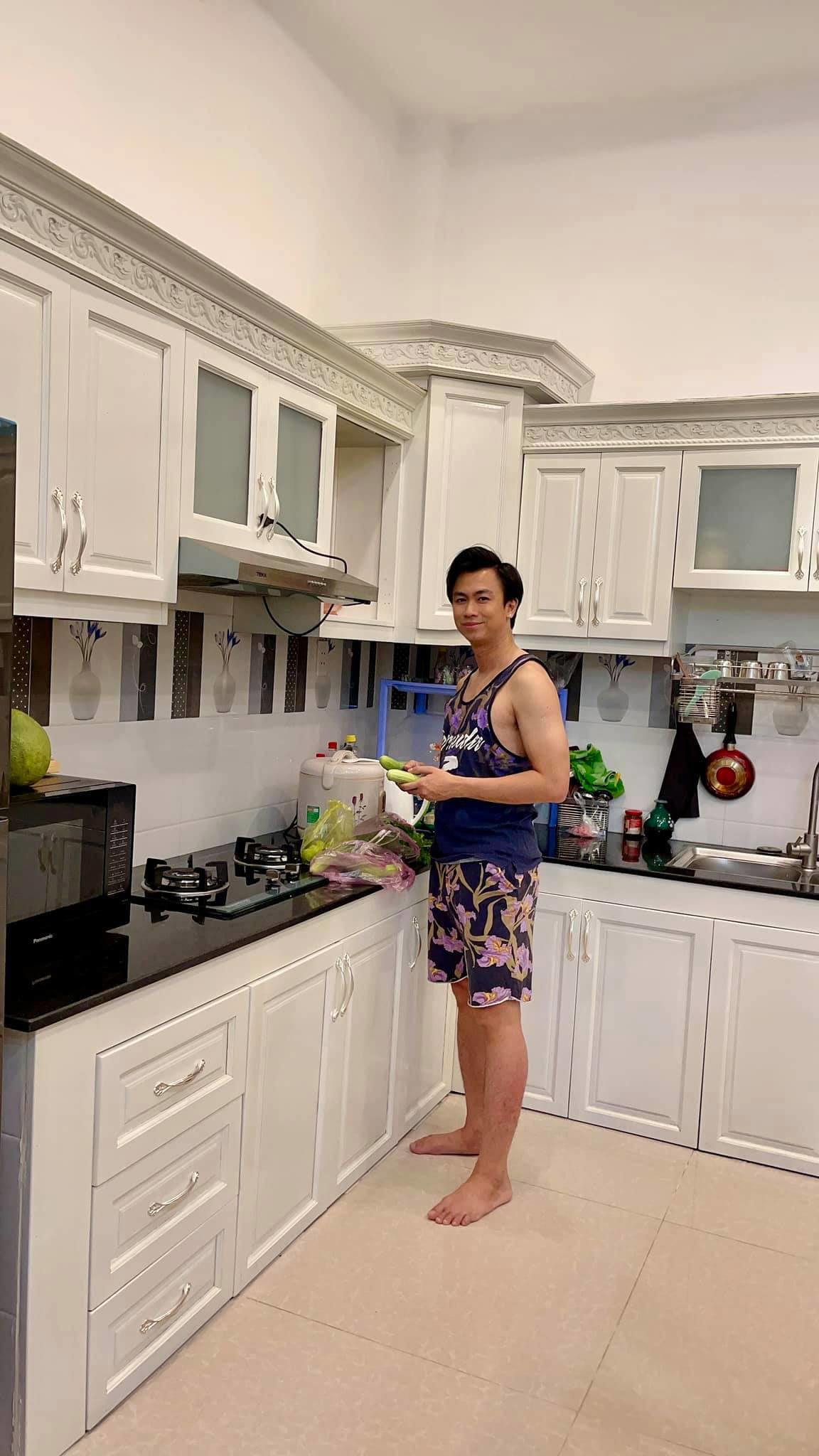 Làm bố đơn thân, ca sĩ Hồ Việt Trung tự tay vào bếp, nấu mâm cơm đậm vị miền Tây - 1