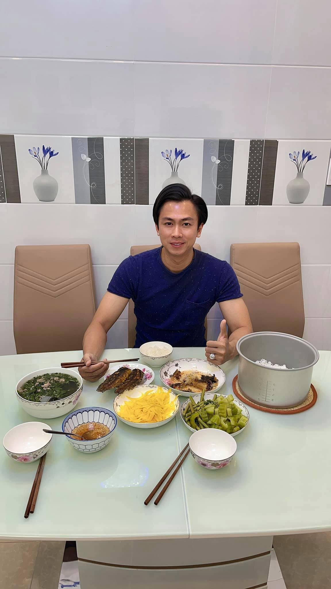 Làm bố đơn thân, ca sĩ Hồ Việt Trung tự tay vào bếp, nấu mâm cơm đậm vị miền Tây - 3